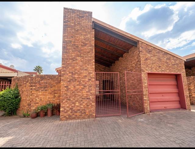 3 BEDROOM HOUSE TO LET IN VANDERBIJLPARK CW 3